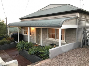 HILLSIDE HAVEN CHARMING C1920 COTTAGE Pet Friendly Sleeps 1 - 6 Broken Hill